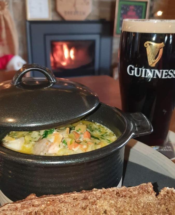 The Canalside B&B At The Auld Shebeen Bar アシー エクステリア 写真